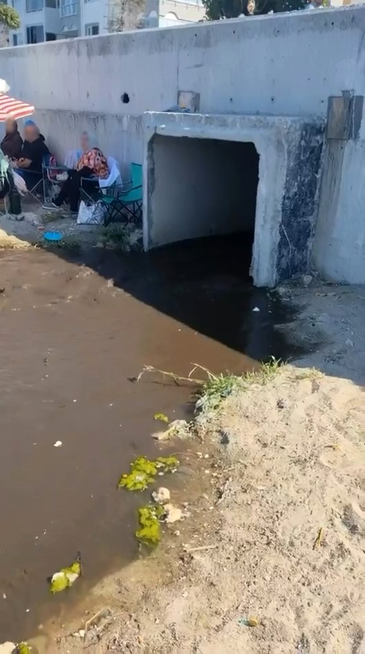Kanalizasyon suyu sahilde vatandaşların üzerine aktı
