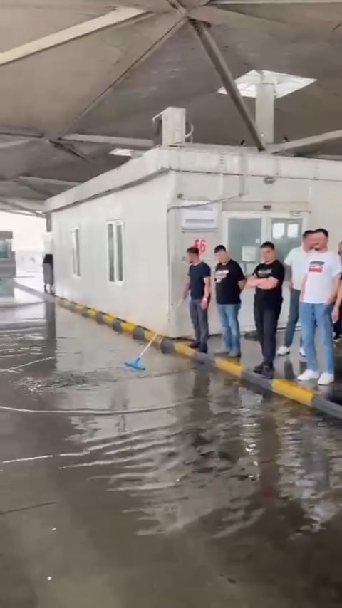 Kapıkule’de yollar göle döndü, tarlalar zarar gördü
