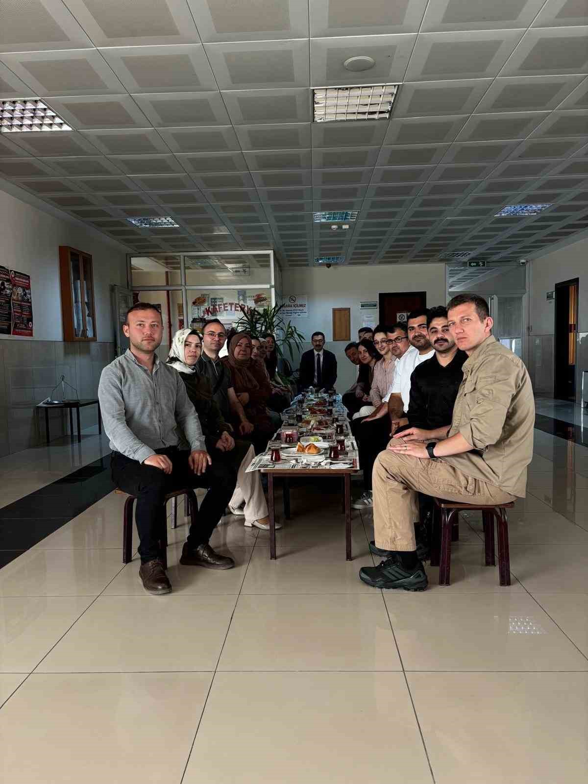Karacabey Adliyesi’ne sabah en erken gelen personele sürpriz kahvaltı
