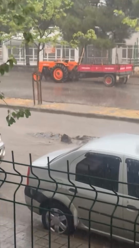 Karacabey’de şiddetli yağmur yolları göle çevirdi
