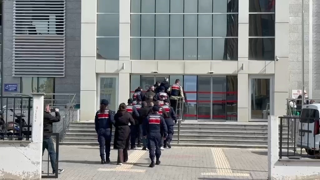 Karadeniz’de ele geçirilen 200 kilogram uyuşturucuyla ilgili 5 zanlı tutuklandı
