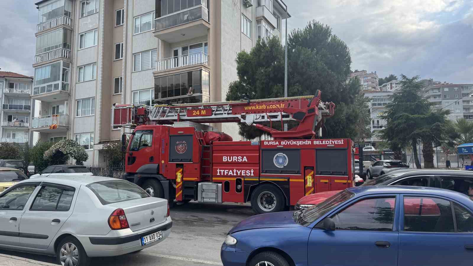 Karga kurtarılırken arkadaşları adeta kuşatma yaptı, saldırgan davranışlar sergiledi
