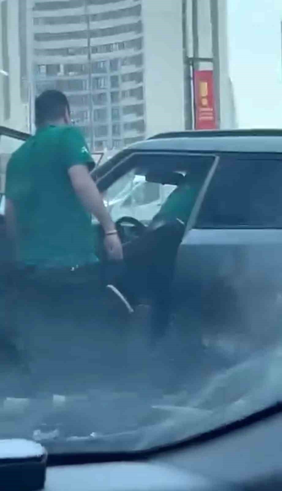 Kartal’da trafik kazası sonrası çıkan kavga kamerada

