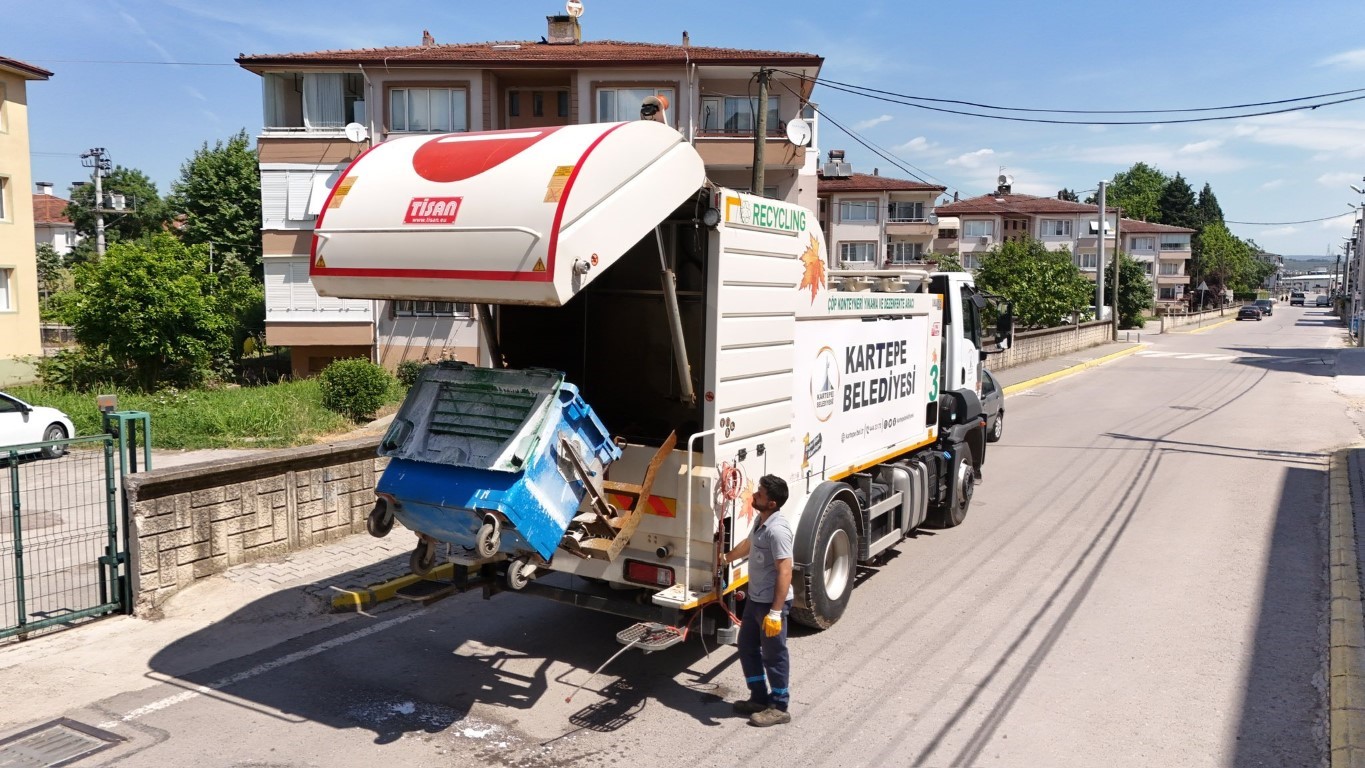 Kartepe’de bayram sonrası temizlik mesaisi
