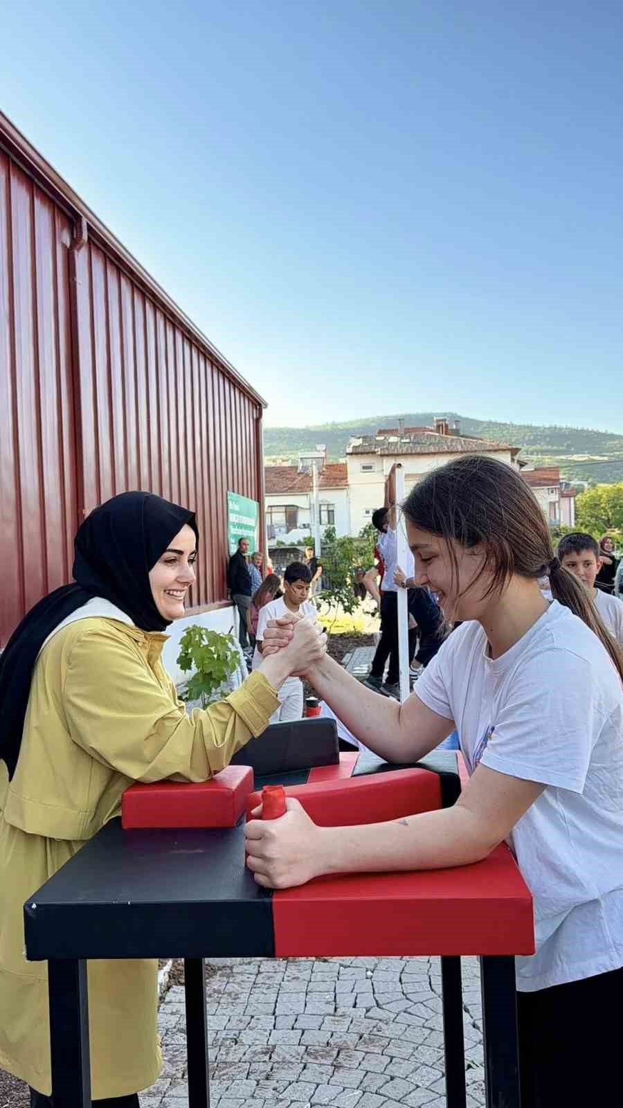 Kaymakam Kılıç çocuklarla bilek güreşi yaptı

