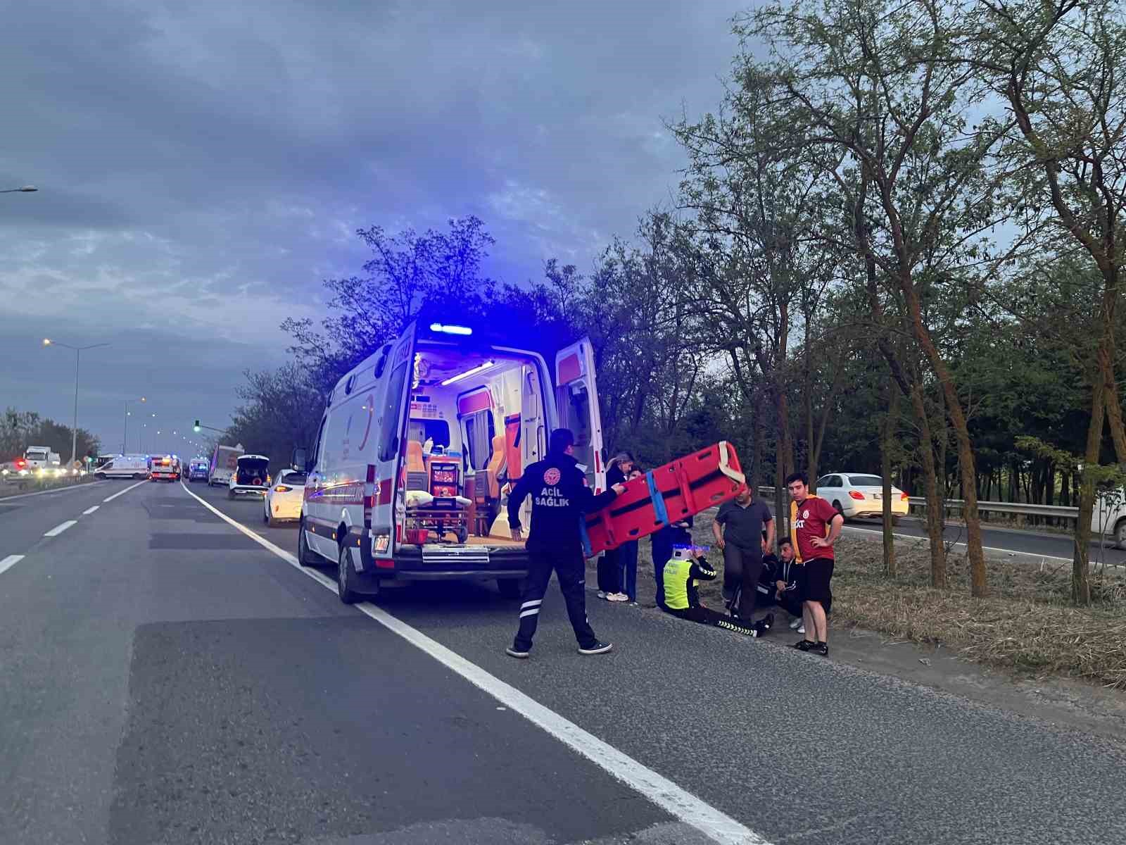 Kaza sonrası trafik güvenliğini sağlayan polise otomobil çarptı
