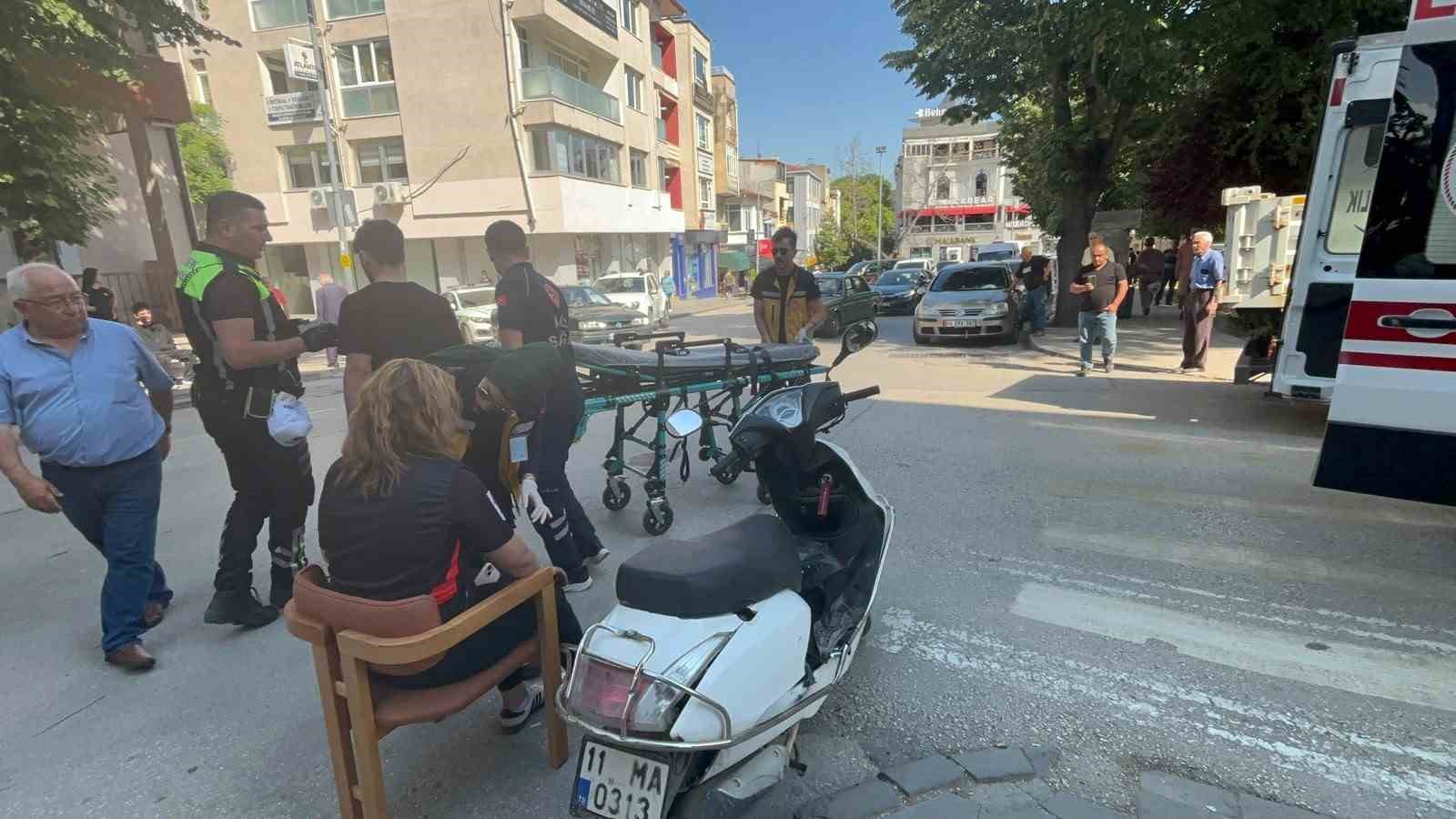 Kazada yaralanan yolcuya esnaftan sandalyeli destek
