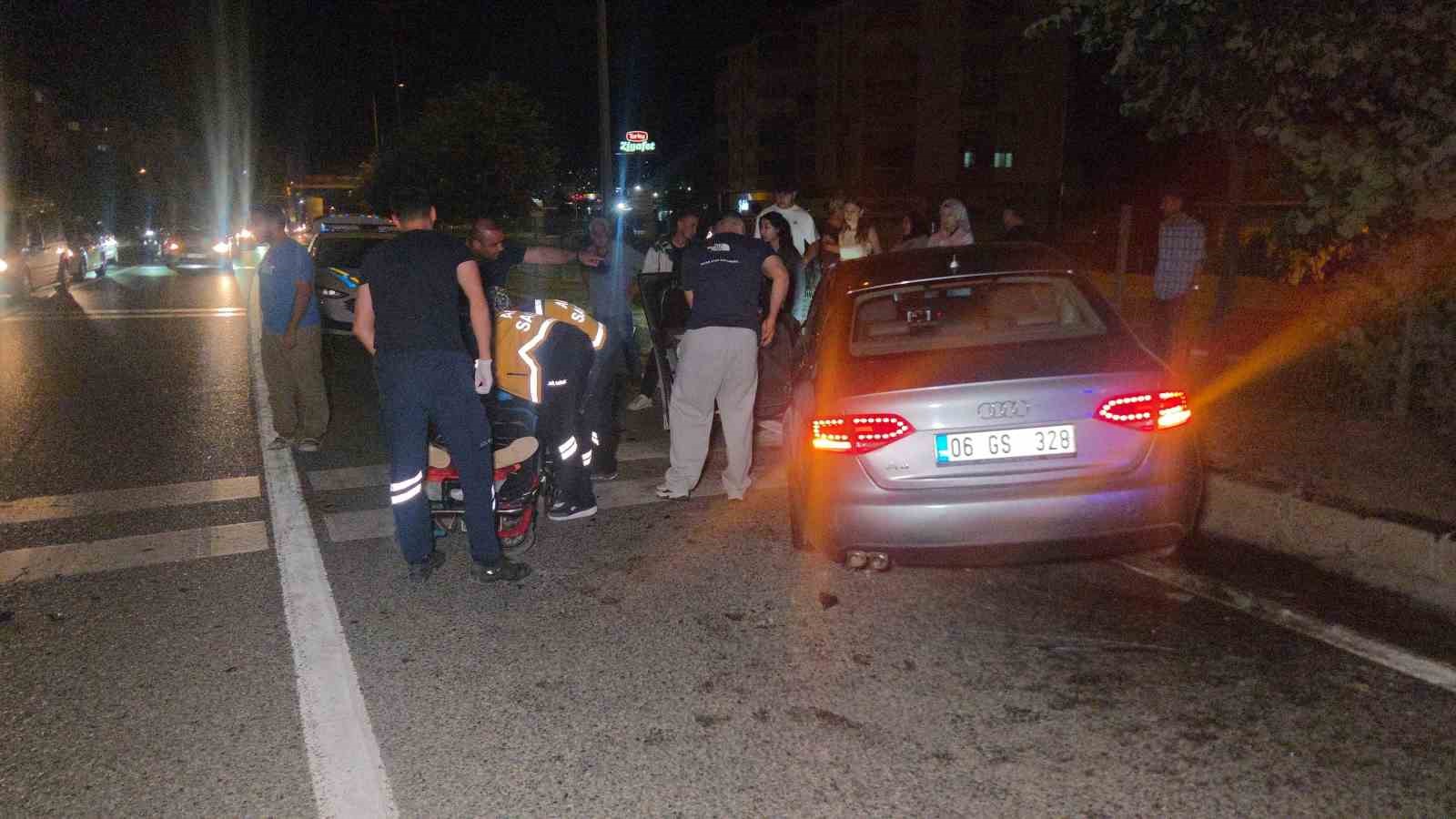 Kazadan kaçarken orta refüje çıkıp ağaca çarptı
