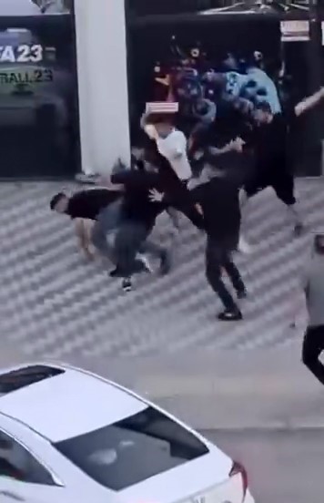 Kemer ve ıstakalarla birbirlerine saldırdılar
