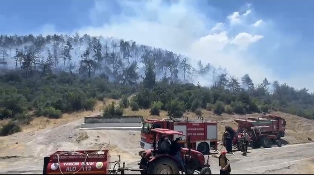 Kepsut’ta yangınla mücadele sürüyor
