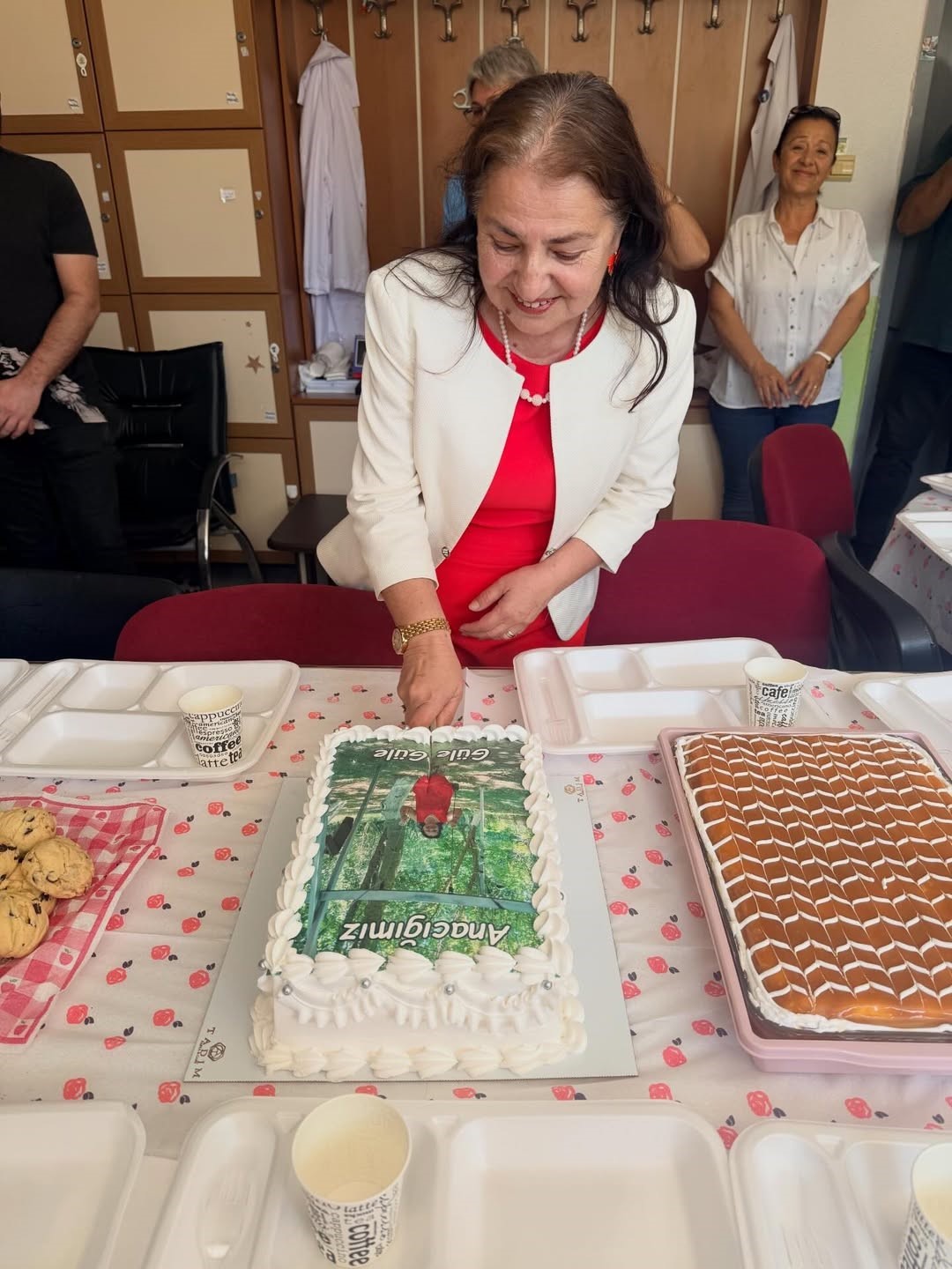 Keşan’da 41 yıllık öğretmen gözyaşlarıyla emekliliğe uğurlandı

