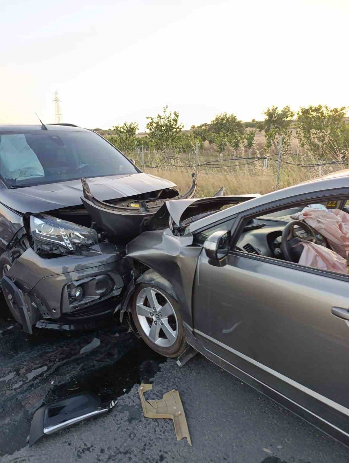 Keşan’da hafif ticari araç ile otomobil çarpıştı: 2 yaralı
