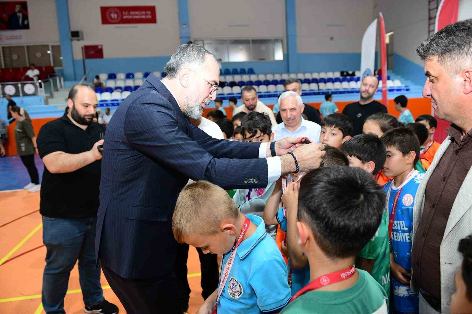 Kestel Belediyesi’nden genç sporculara çifte destek
