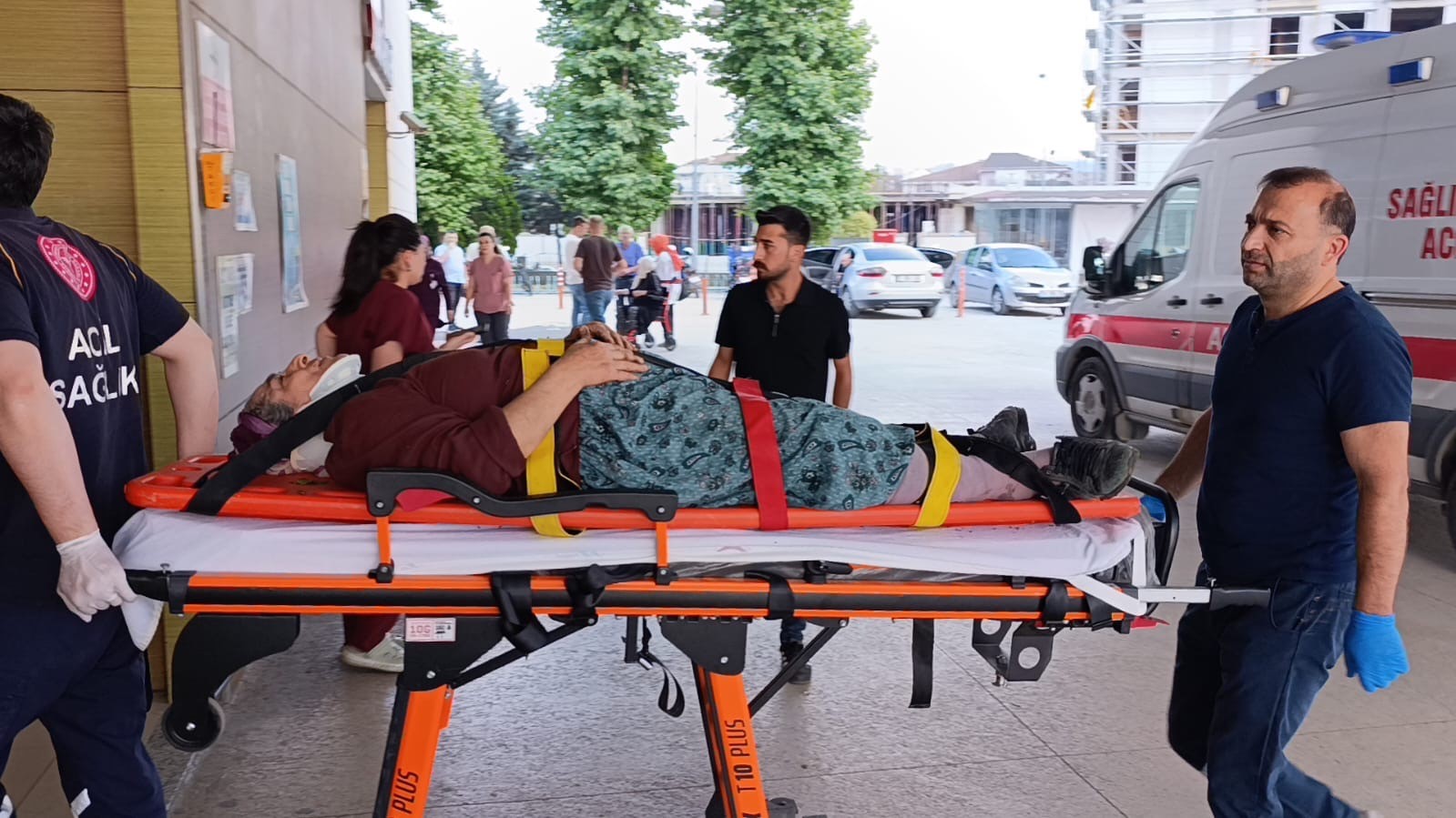 Kiraz toplamak için çıktığı ağaçtan düşerek yaralandı
