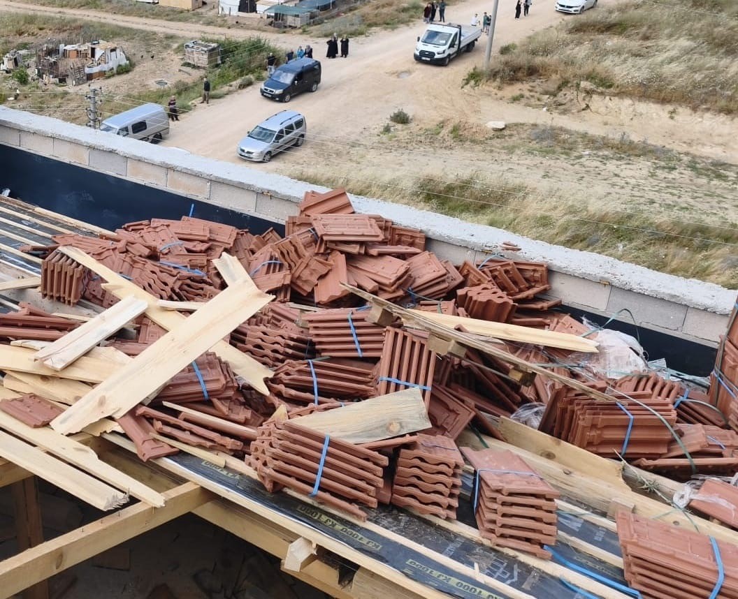 Kiremitlerin altında kalan 2 işçi yaralandı
