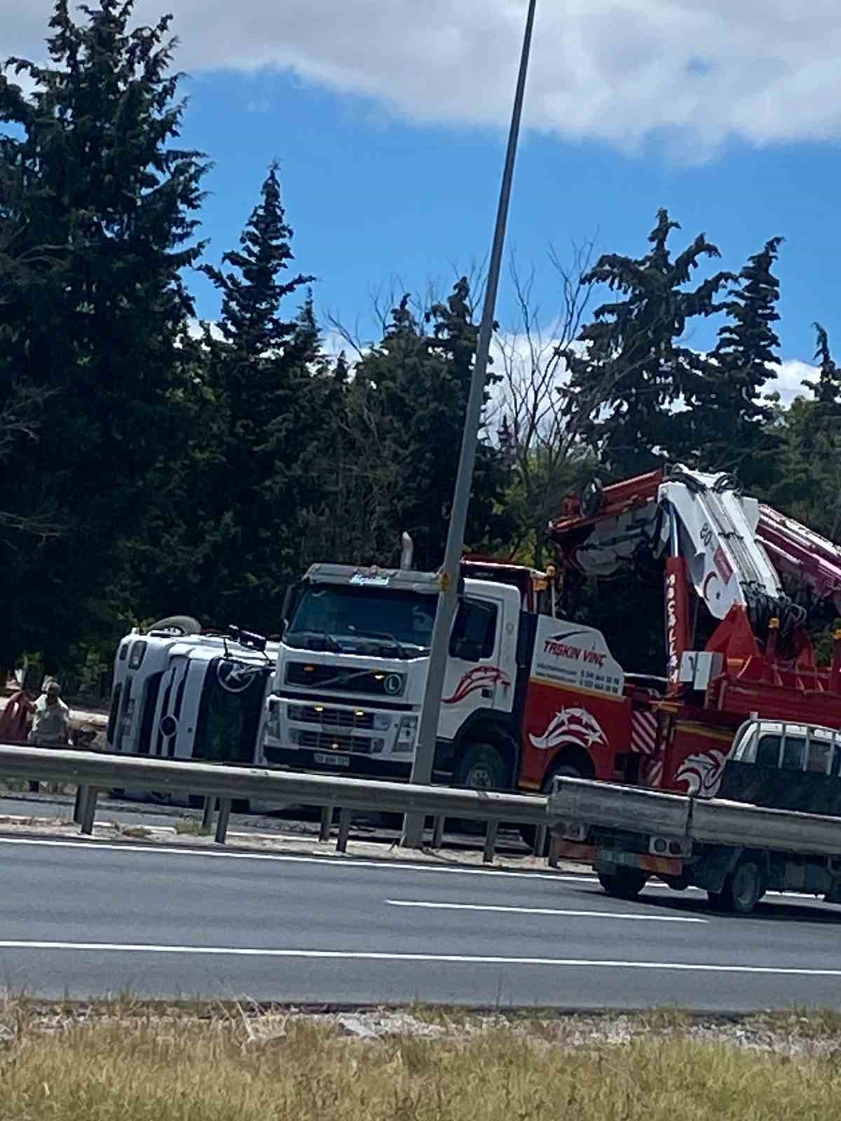Kırklareli girişinde tır devrildi
