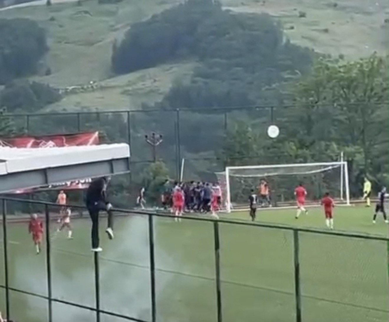 Kırklareli’nde amatör maçta futbolcular birbirine girdi
