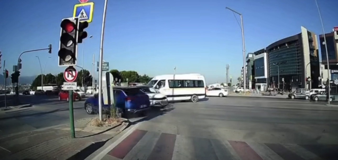 Kırmızı ışık ihlali kazaya neden oldu

