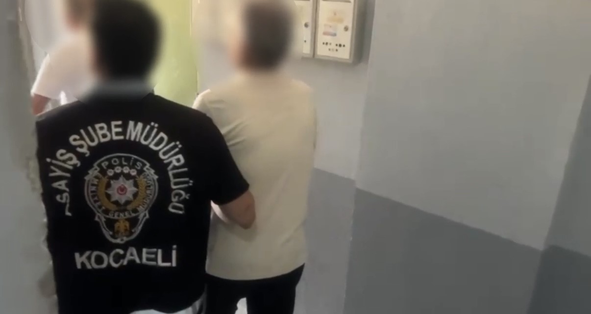 Kocaeli polisinin aradığı 8 yıllık firari İzmir’de yakalandı
