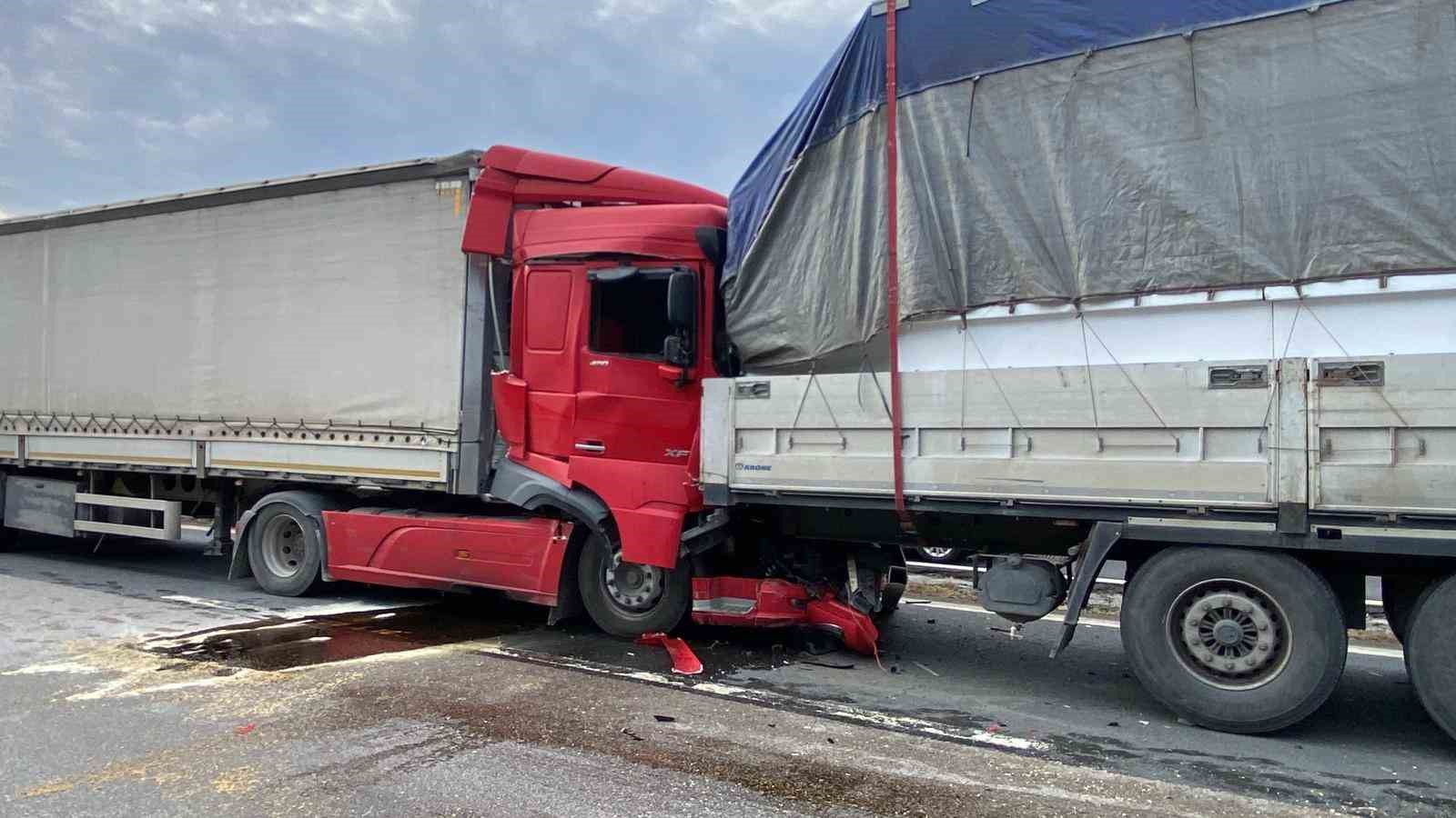 Kocaeli TEM’de 6 tır birbirine girdi: Ankara yönü trafiğe kapandı
