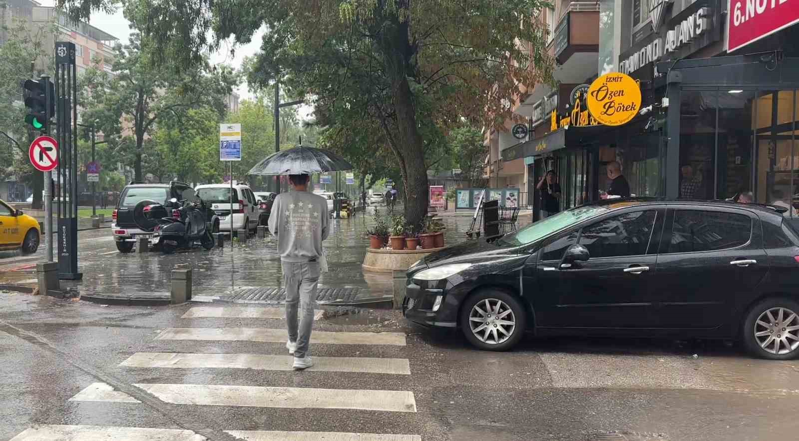 Kocaeli’de aniden bastıran sağanak hayatı olumsuz etkiledi

