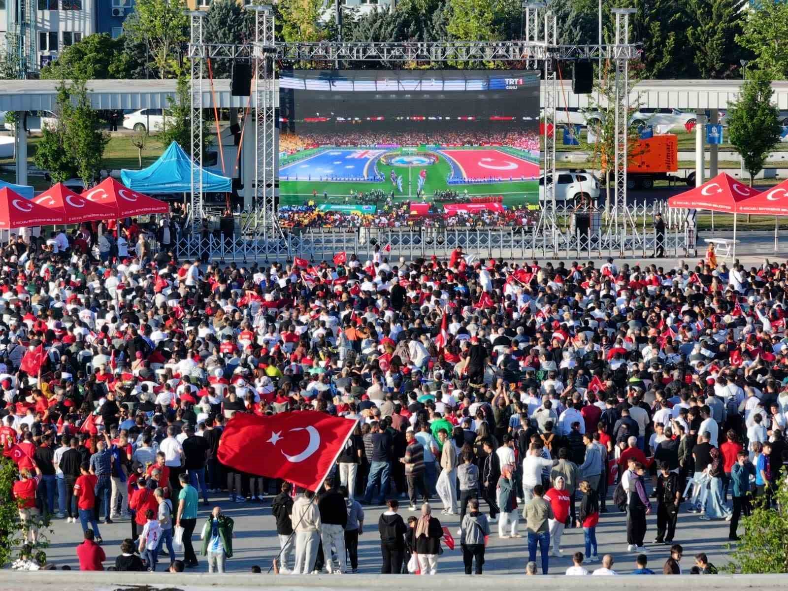 Kocaeli’de binlerce kişi milli maçı dev ekranda izledi
