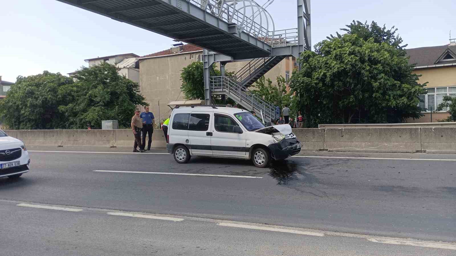 Kocaeli’de hafif ticari araç otomobile çarptı: 2 yaralı
