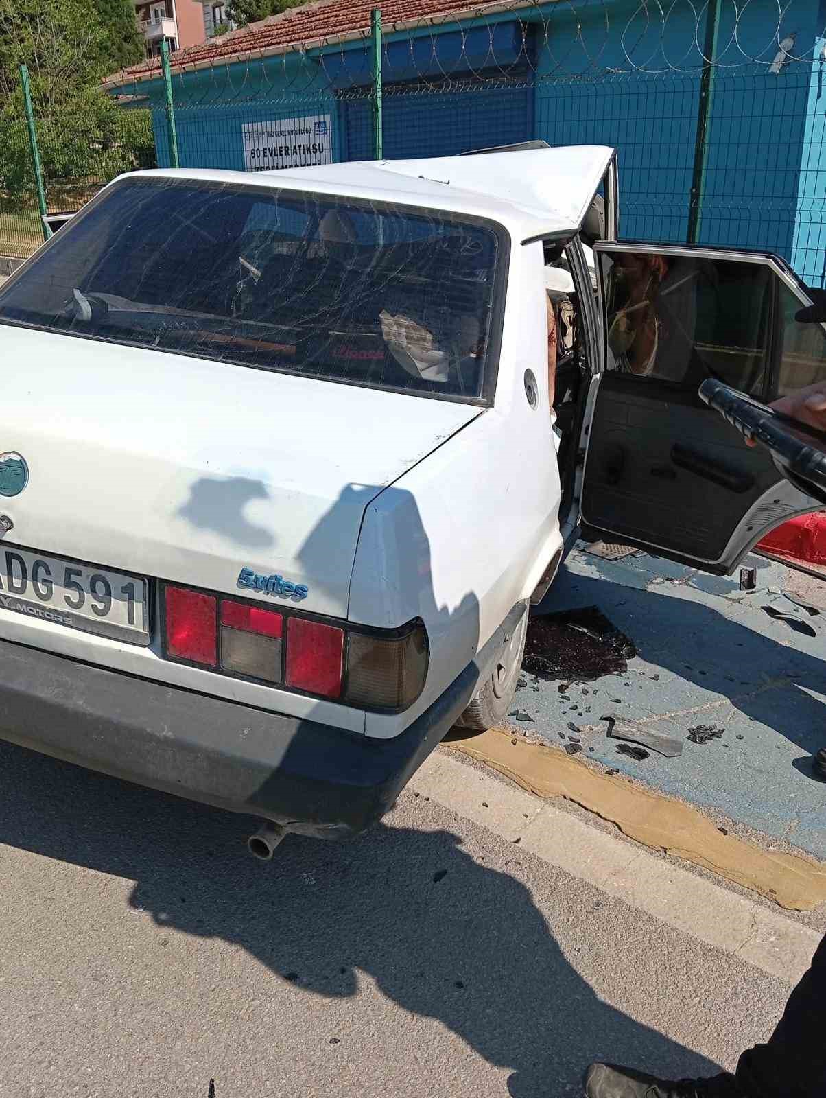 Kocaeli’de kaldırıma çarpan otomobilin sürücüsü yaralandı

