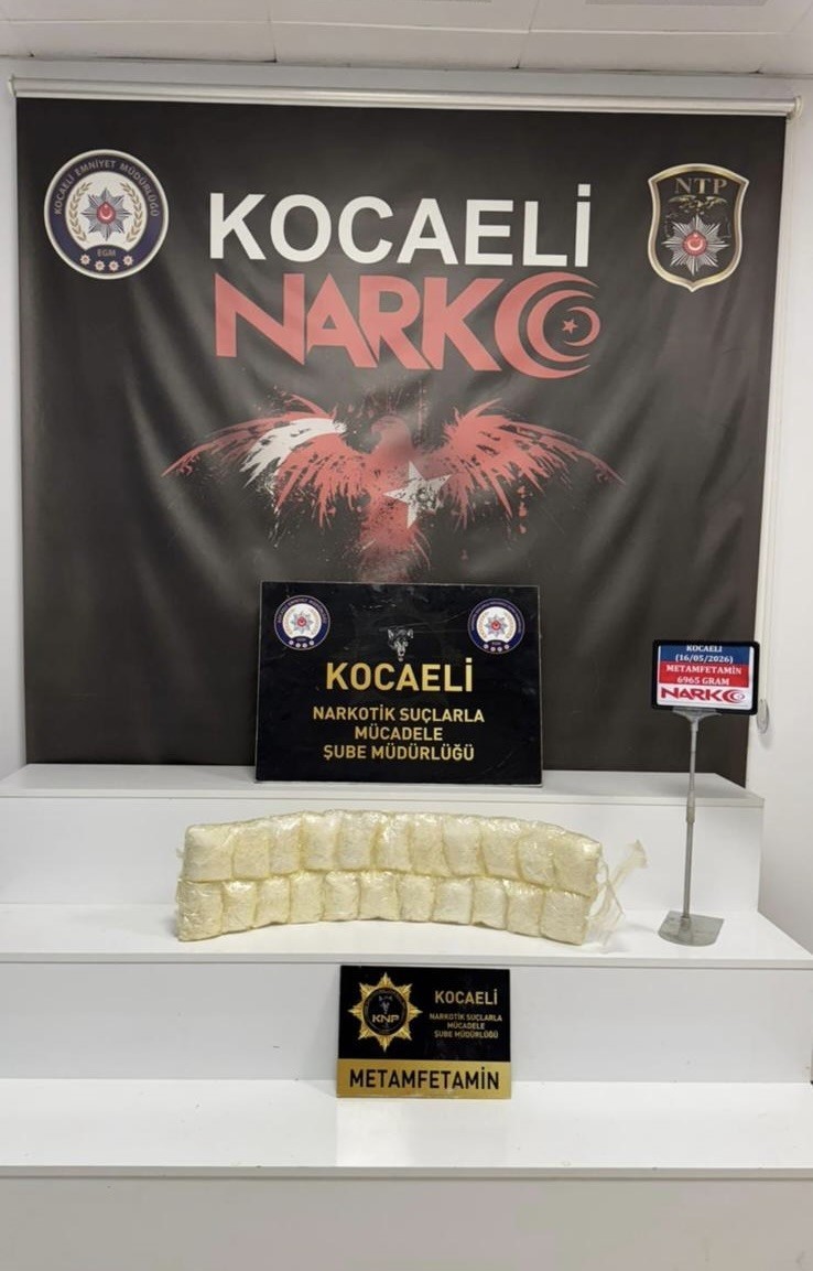 Kocaeli’de vücutlarına sarılı 7 kilo uyuşturucuyla yakalanan 2 kişi tutuklandı
