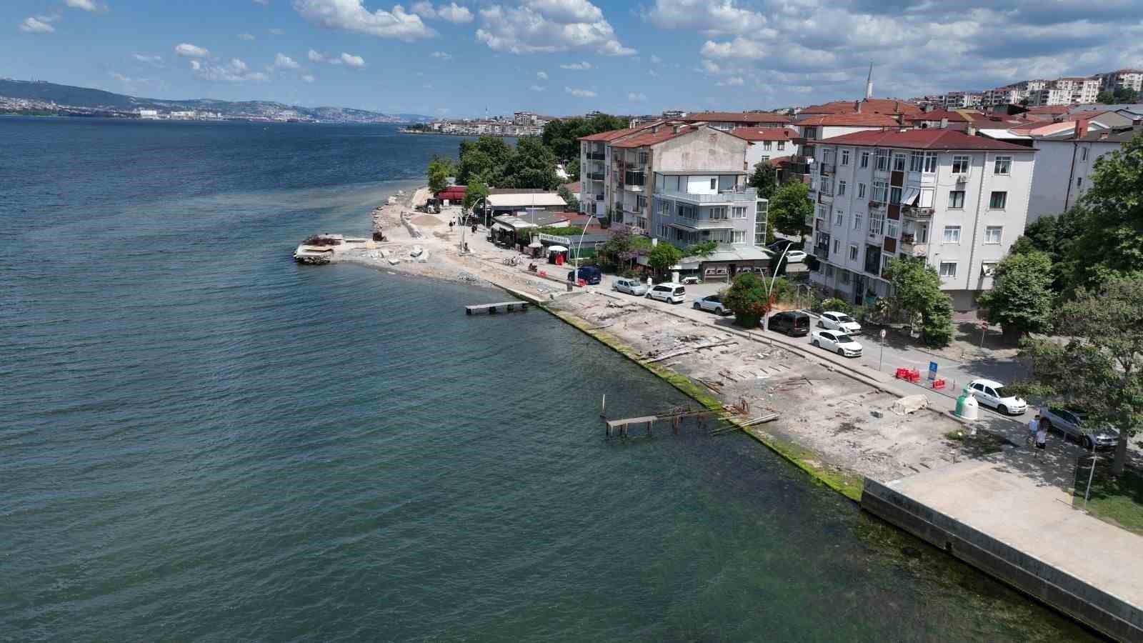 Kocaeli’nin gözde sahili Değirmendere’de dalgakıran ve yeni yol mesaisi
