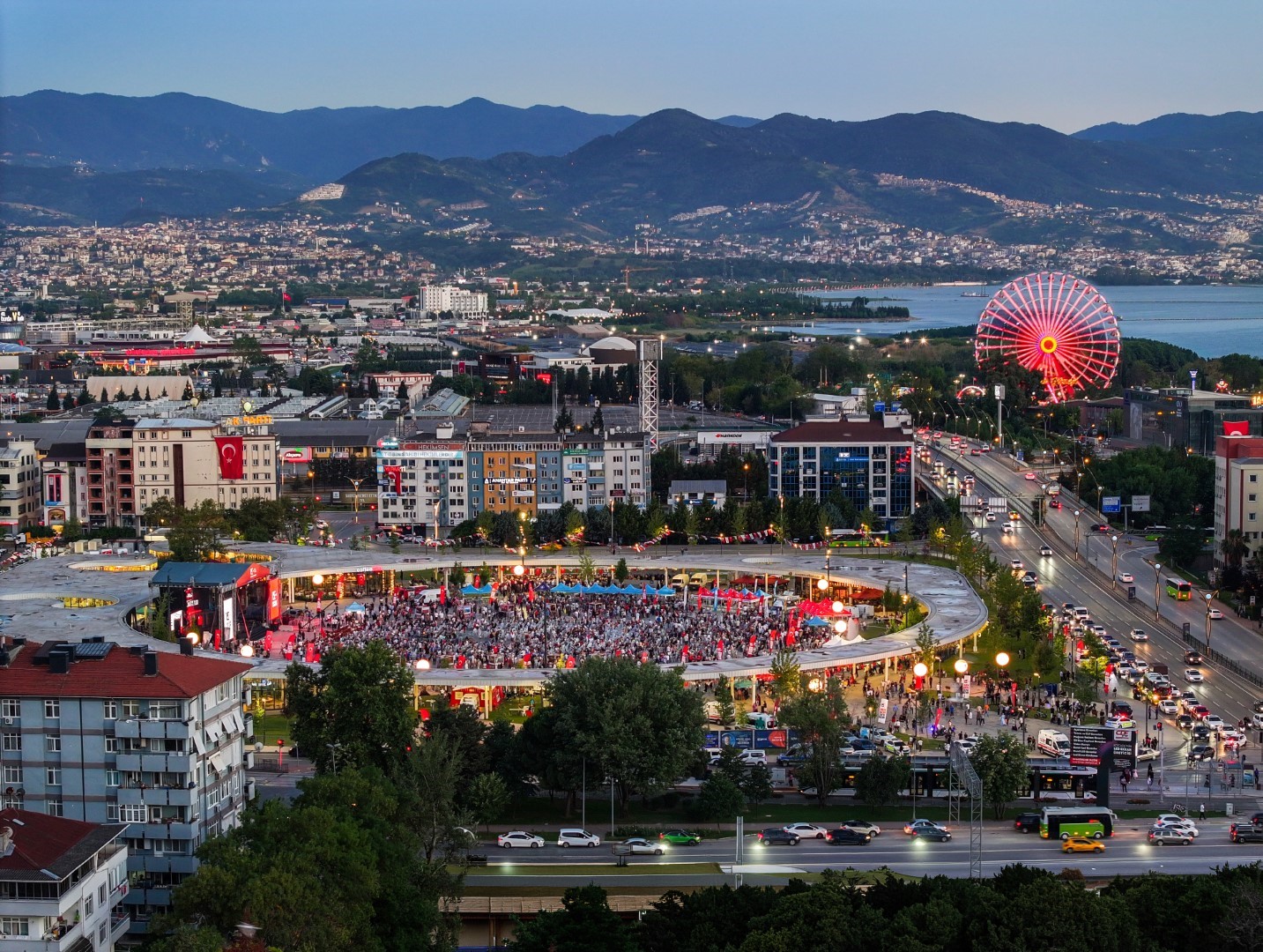 Kocaeli’nin meydanları sosyal hayatın merkezi oldu
