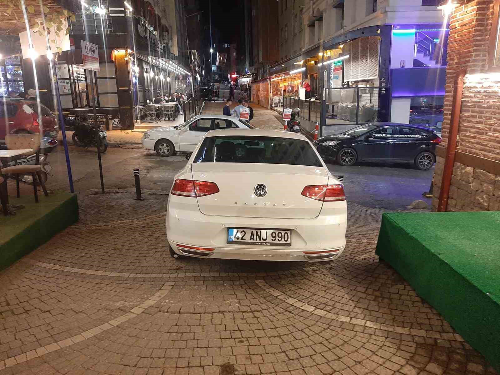 Komisyon kararına rağmen trafiğine kapalı sokakta park halindeki araç bitmiyor
