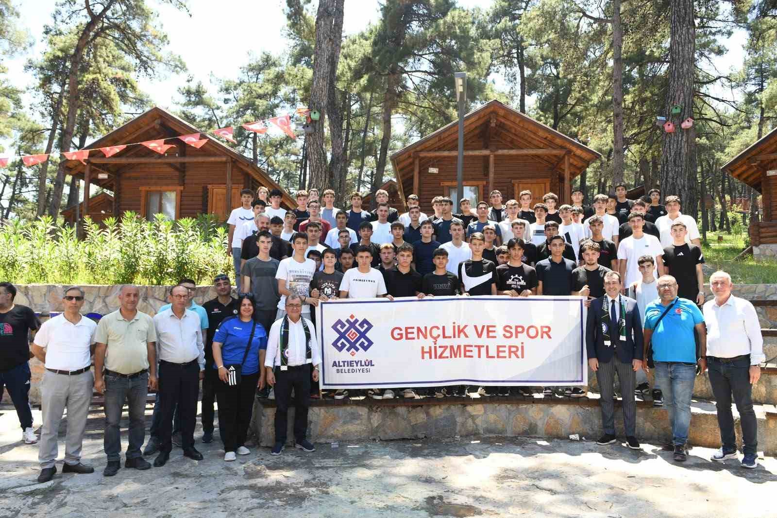 Konakpınar’da gençler sordu, Başkan Şehirli yanıtladı
