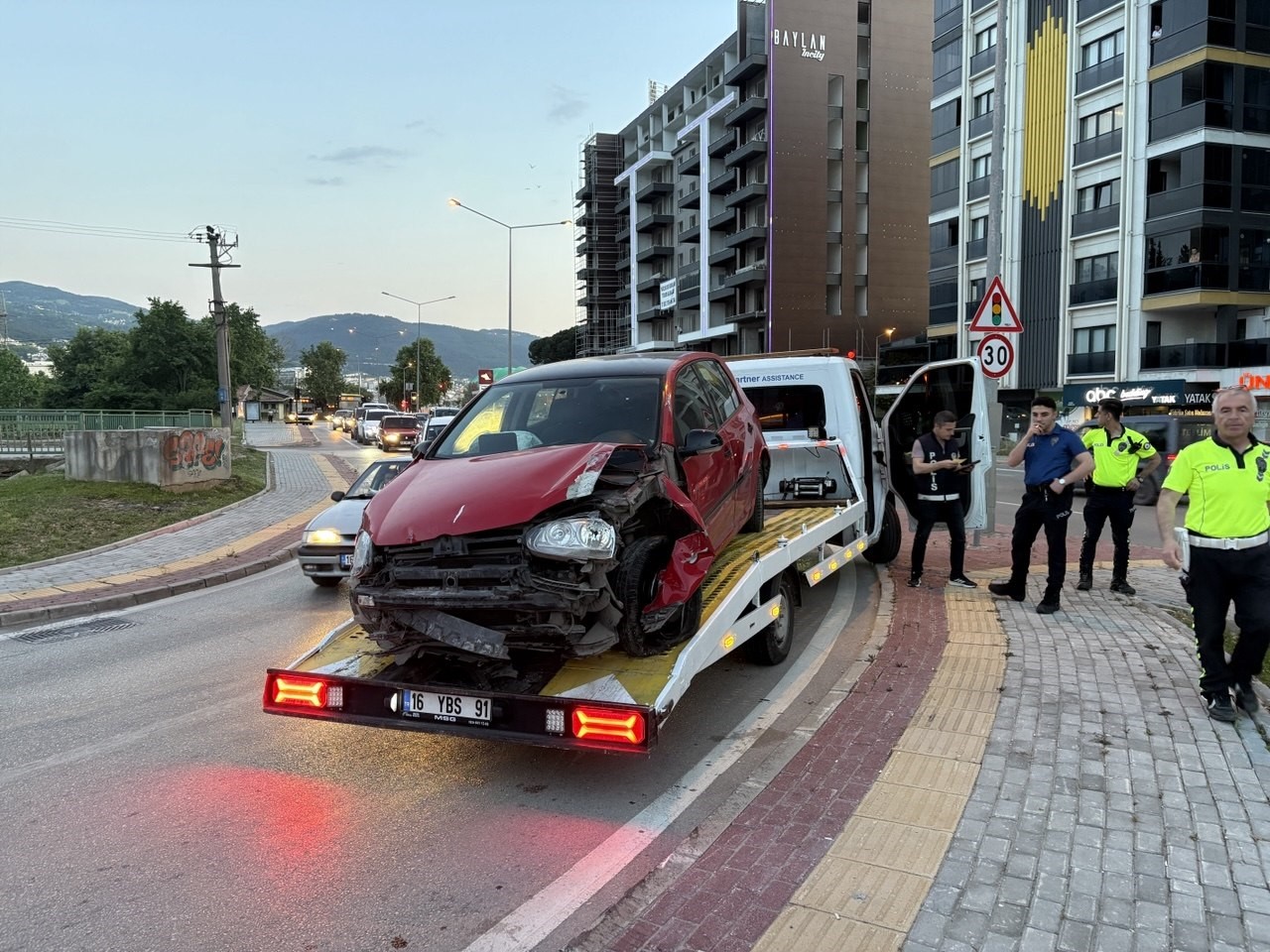 Kontrolden çıkan araç tabelaya çarptı: Sürücü yaralandı
