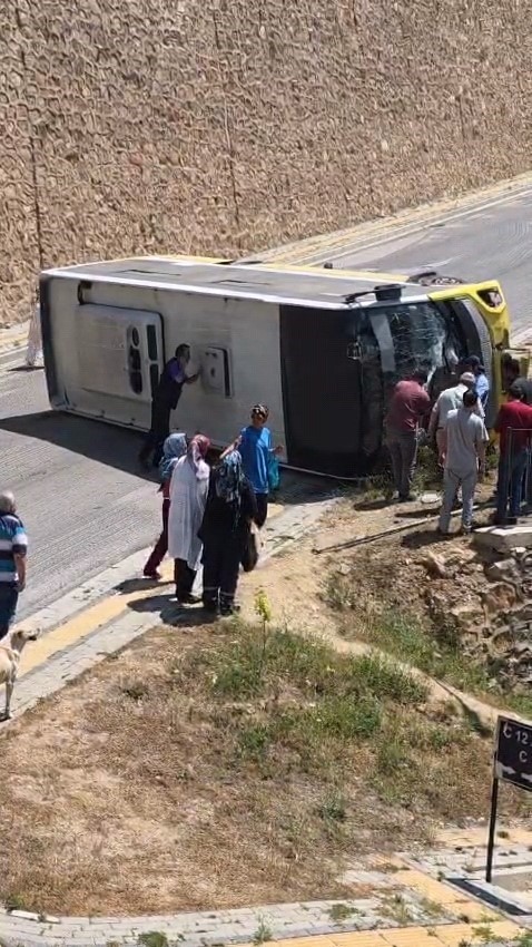 Kontrolden çıkan halk otobüsü devrildi: 1 yaralı
