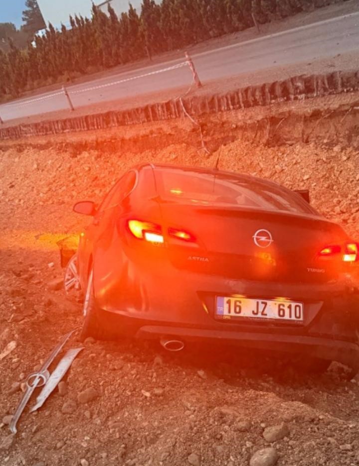 Kontrolden çıkan otomobil inşaata uçtu: 2 yaralı
