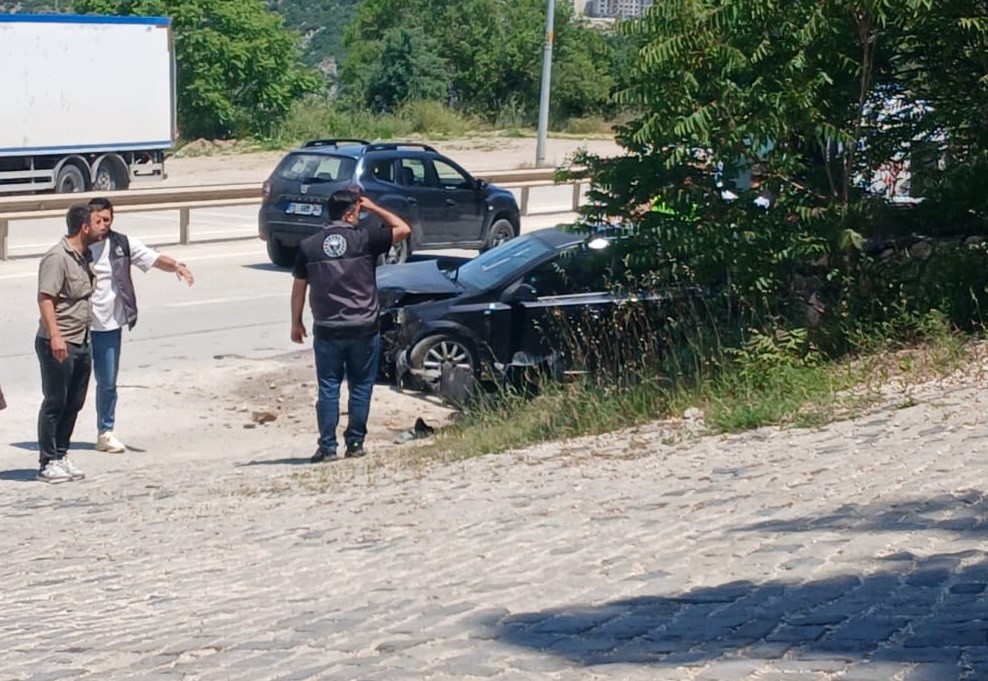 Kontrolden çıkan otomobil kaza yaptı, 2 kişi yaralandı
