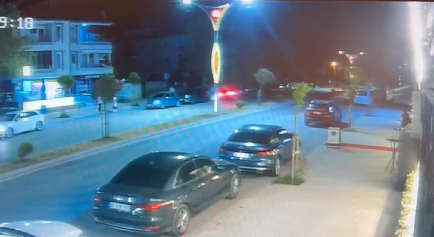 Kontrolden çıkan otomobil park halindeki araçlara çarptı: O anlar kamerada
