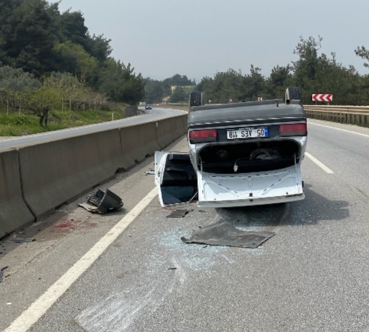 Kontrolden çıkan otomobil takla atıp ters durdu
