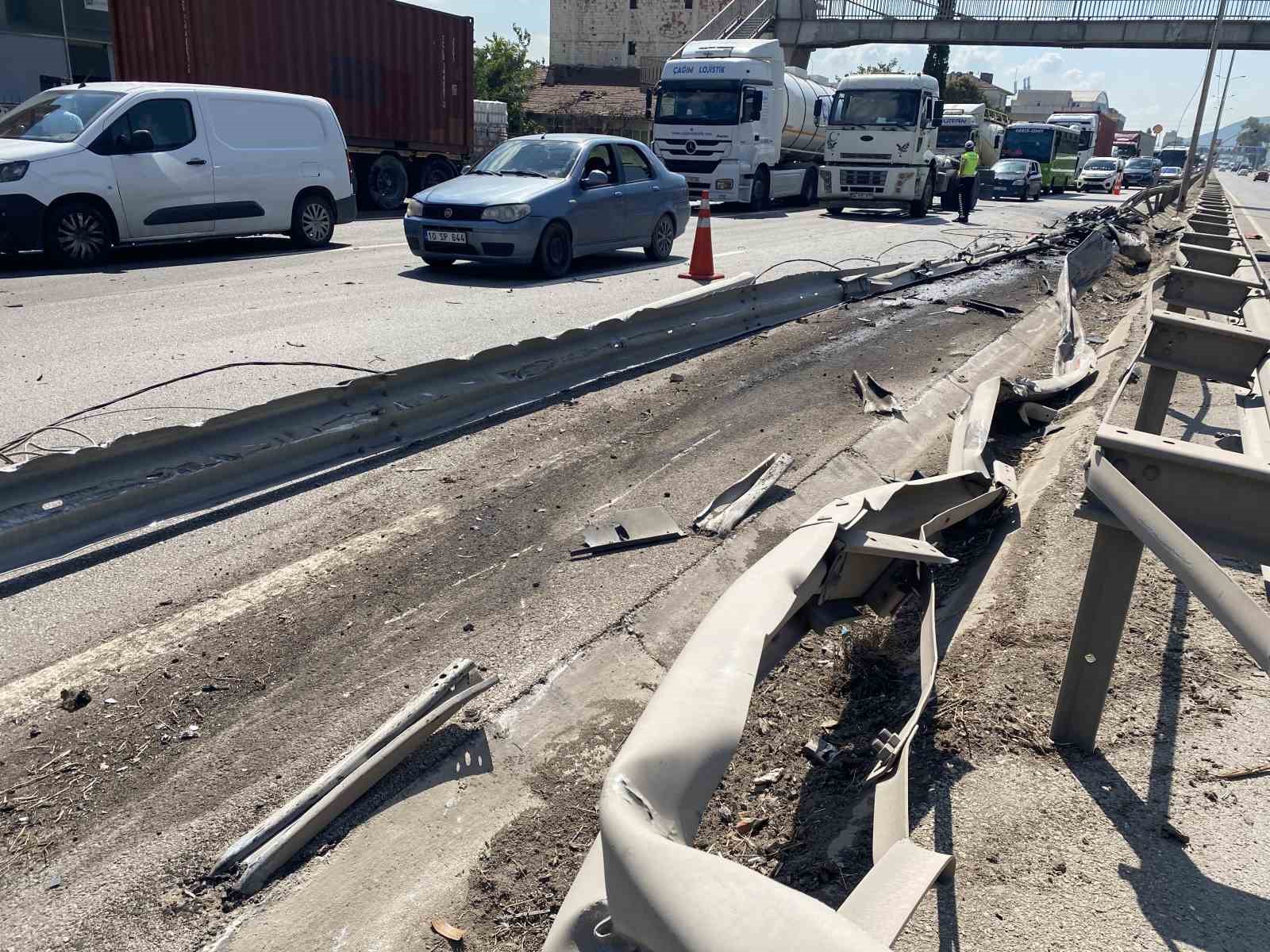 Kontrolden çıkan tır bariyerleri aşarak karşı şeride geçti: 1 yaralı
