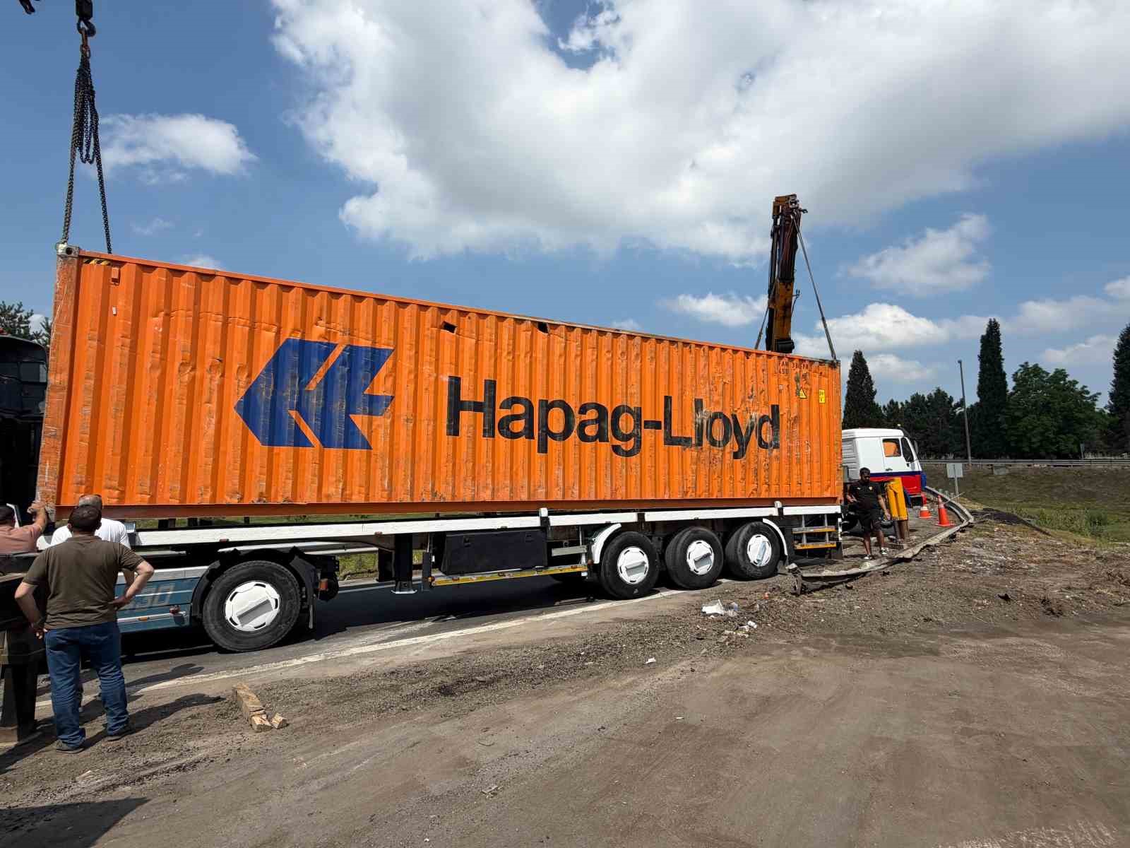 Kontrolden çıkarak devrilen tır, ulaşımın aksamasına sebep oldu
