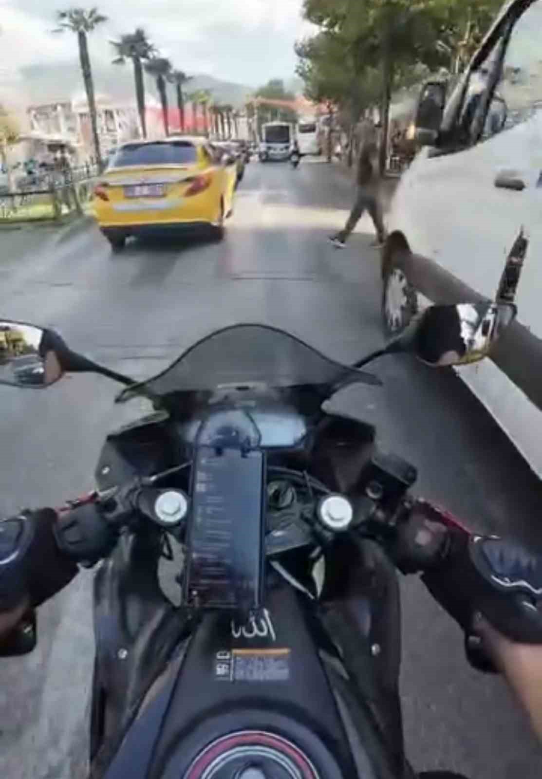 Kör noktada kalan yayaya motosiklet çarptı, o anlar kask kamerasında
