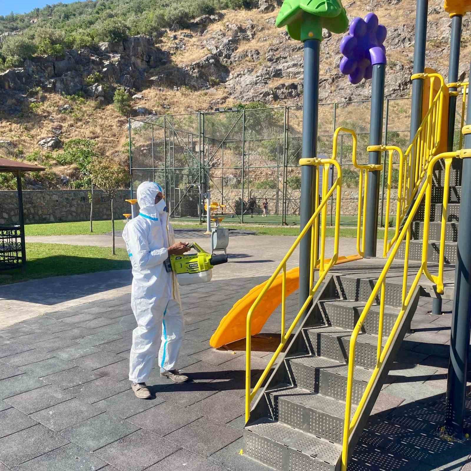 Körfez’de çocuk parklarında hijyen mesaisi

