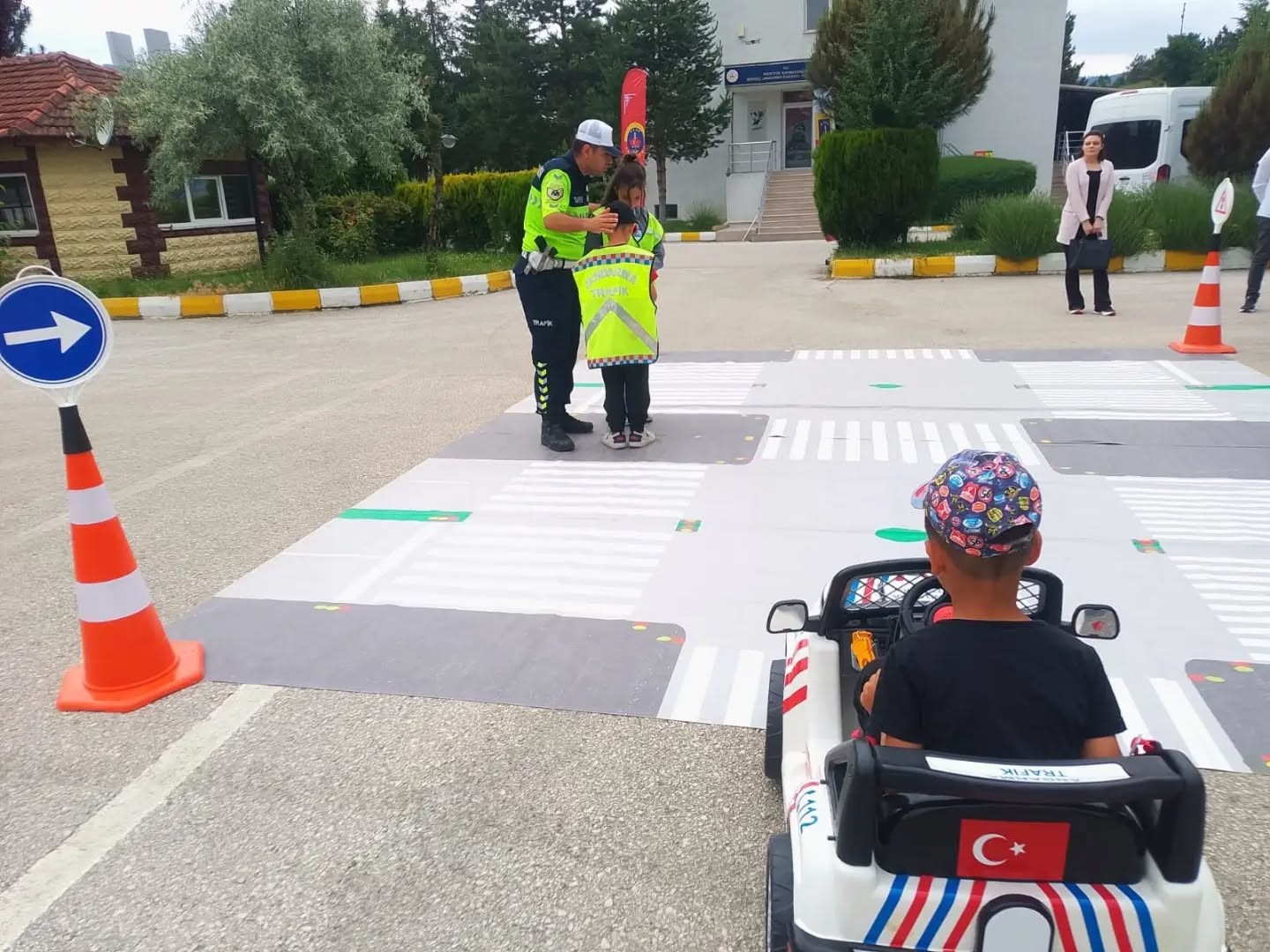 Koruma altındaki çocuklardan jandarma teşkilatına anlamlı ziyaret
