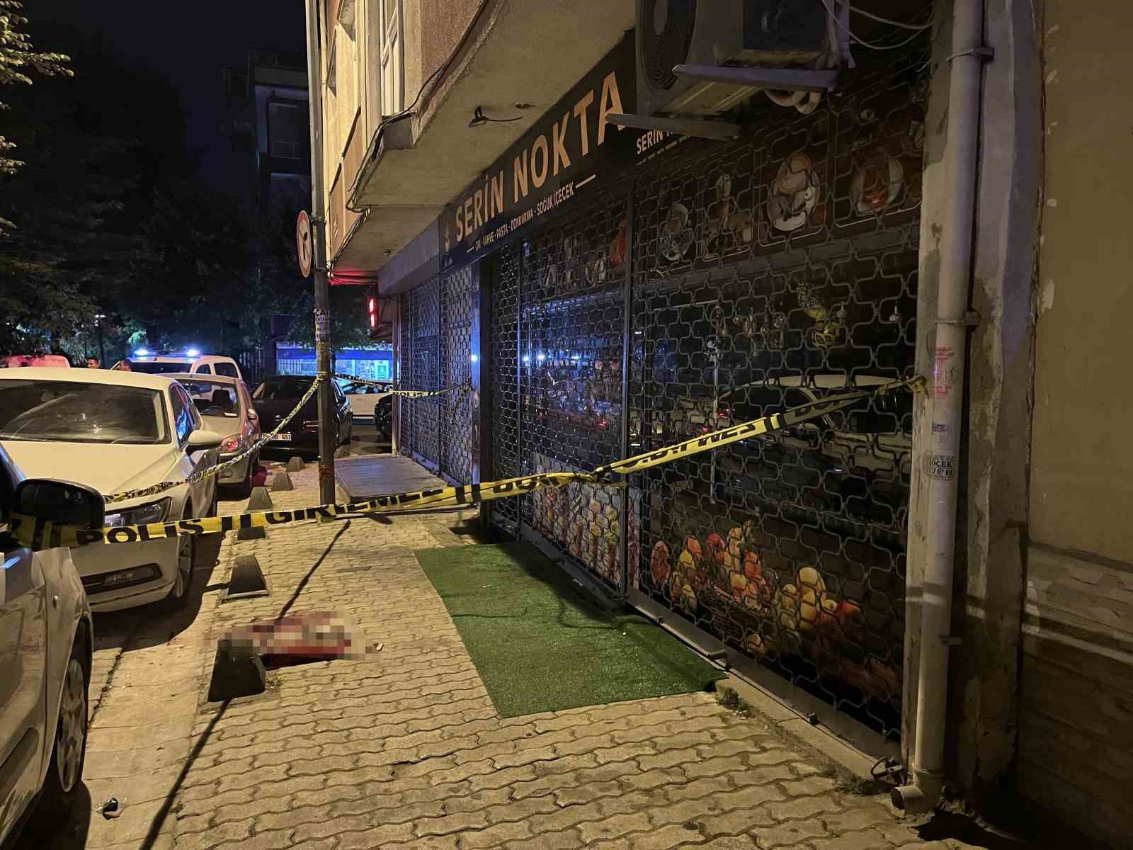 Küçükçekmece’de bıçaklı saldırı: 1 ağır yaralı
