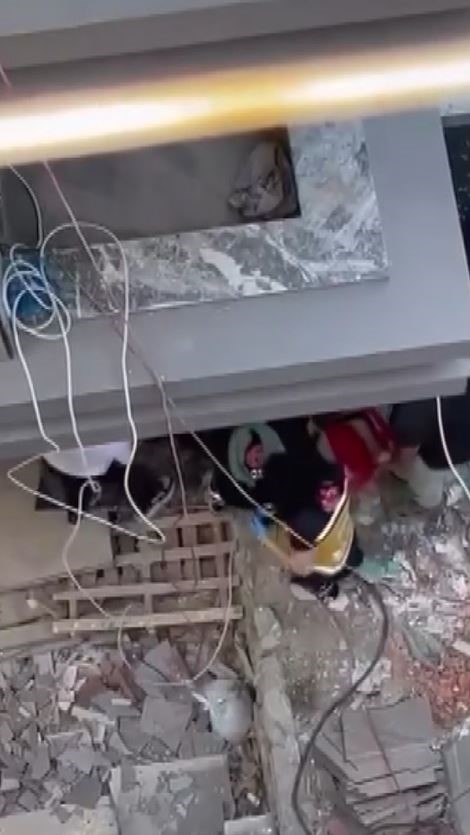 Küçükçekmece’de inşaattan düşen işçi ağır yaralandı
