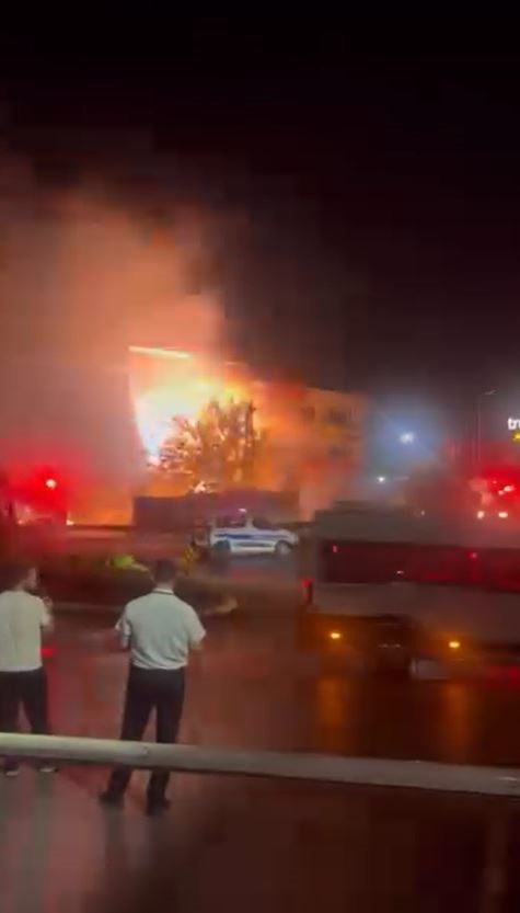 Küçükçekmece’de trafo bomba gibi patladı
