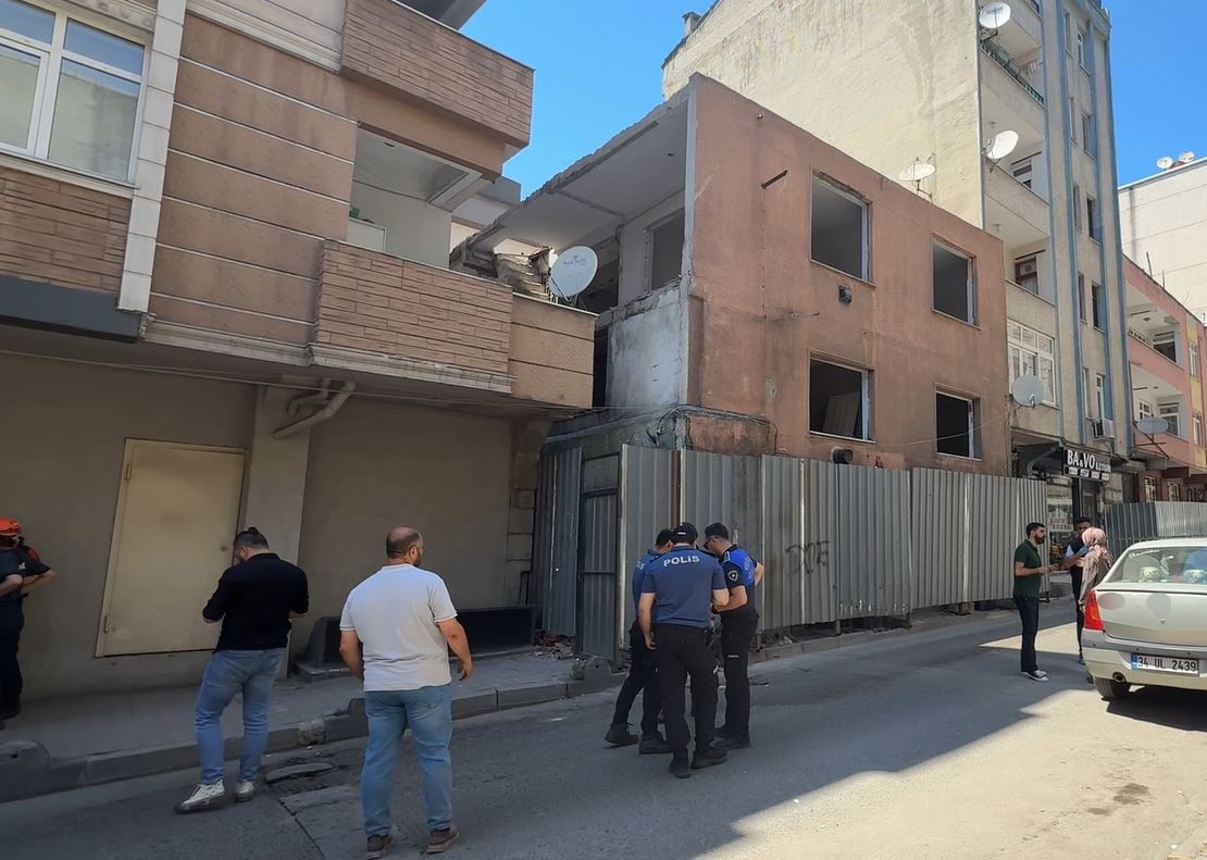 Küçükçekmece’de yıkım sırasında çöken duvarın altında kalan 3 işçi yaralandı
