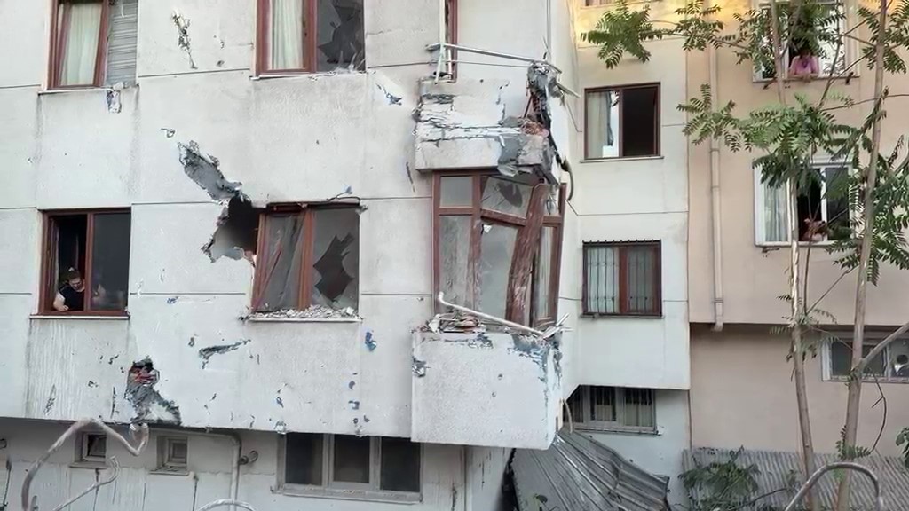 Küçükçekmece’de yıkımı yapılan binanın duvarı yan apartmanın üzerine devrildi
