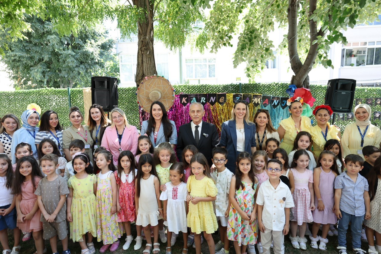 Küçükçekmeceli öğrencilerin karne sevinci
